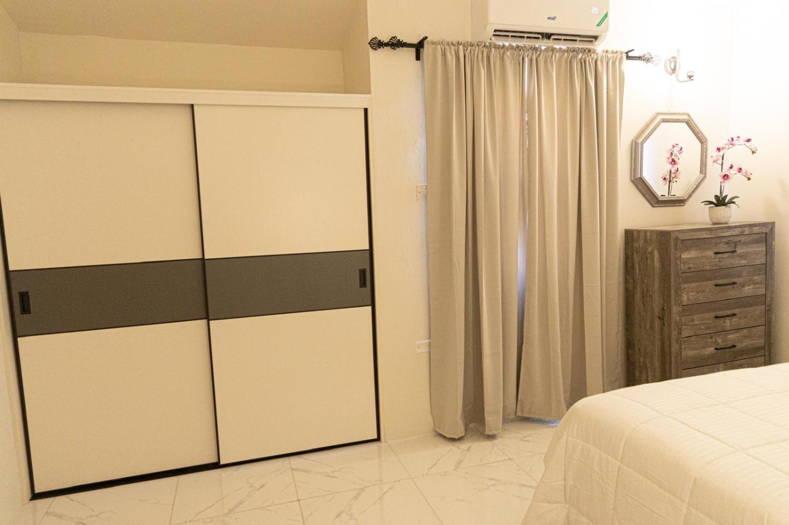 Phoenix Park Villas - Portmore - 10Mins To Beach ภายนอก รูปภาพ