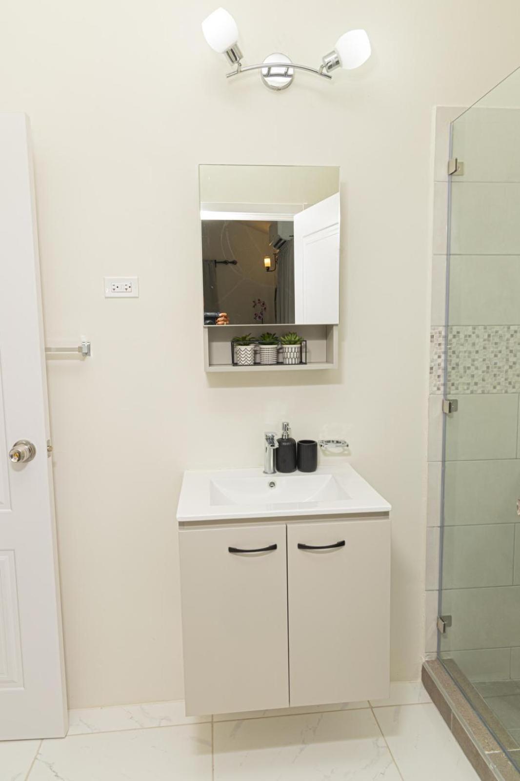 Phoenix Park Villas - Portmore - 10Mins To Beach ภายนอก รูปภาพ