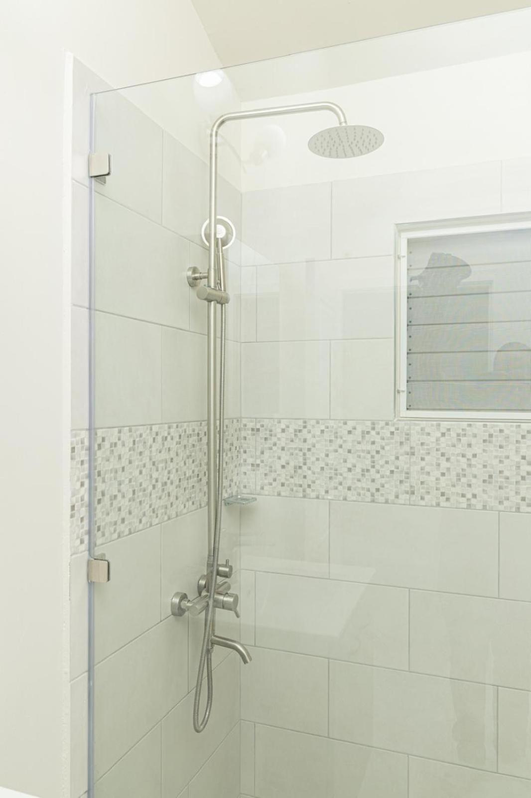 Phoenix Park Villas - Portmore - 10Mins To Beach ภายนอก รูปภาพ