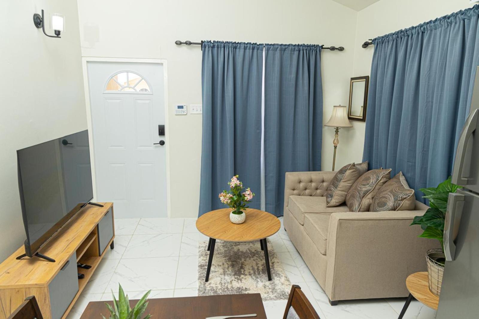 Phoenix Park Villas - Portmore - 10Mins To Beach ภายนอก รูปภาพ