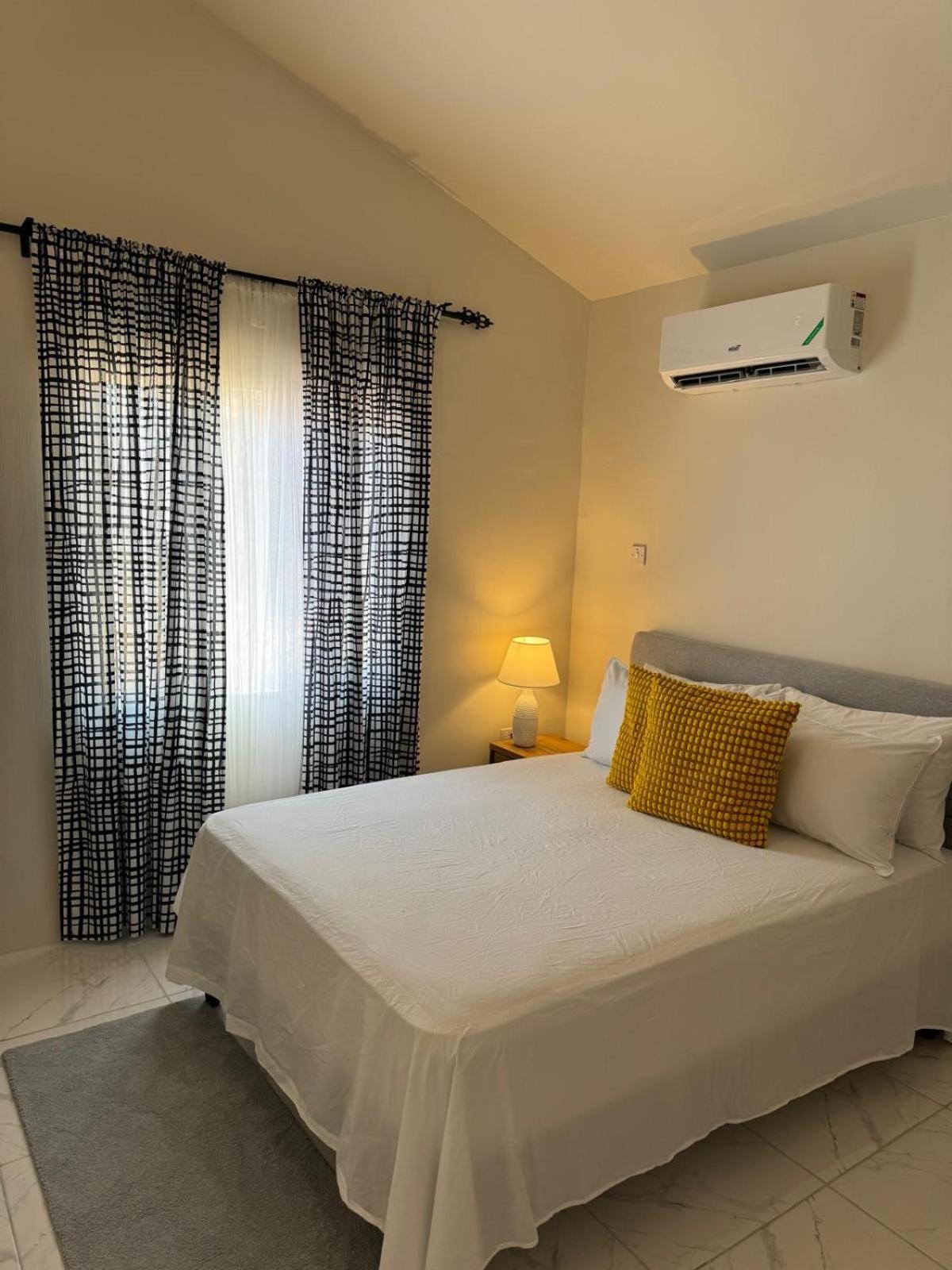 Phoenix Park Villas - Portmore - 10Mins To Beach ภายนอก รูปภาพ