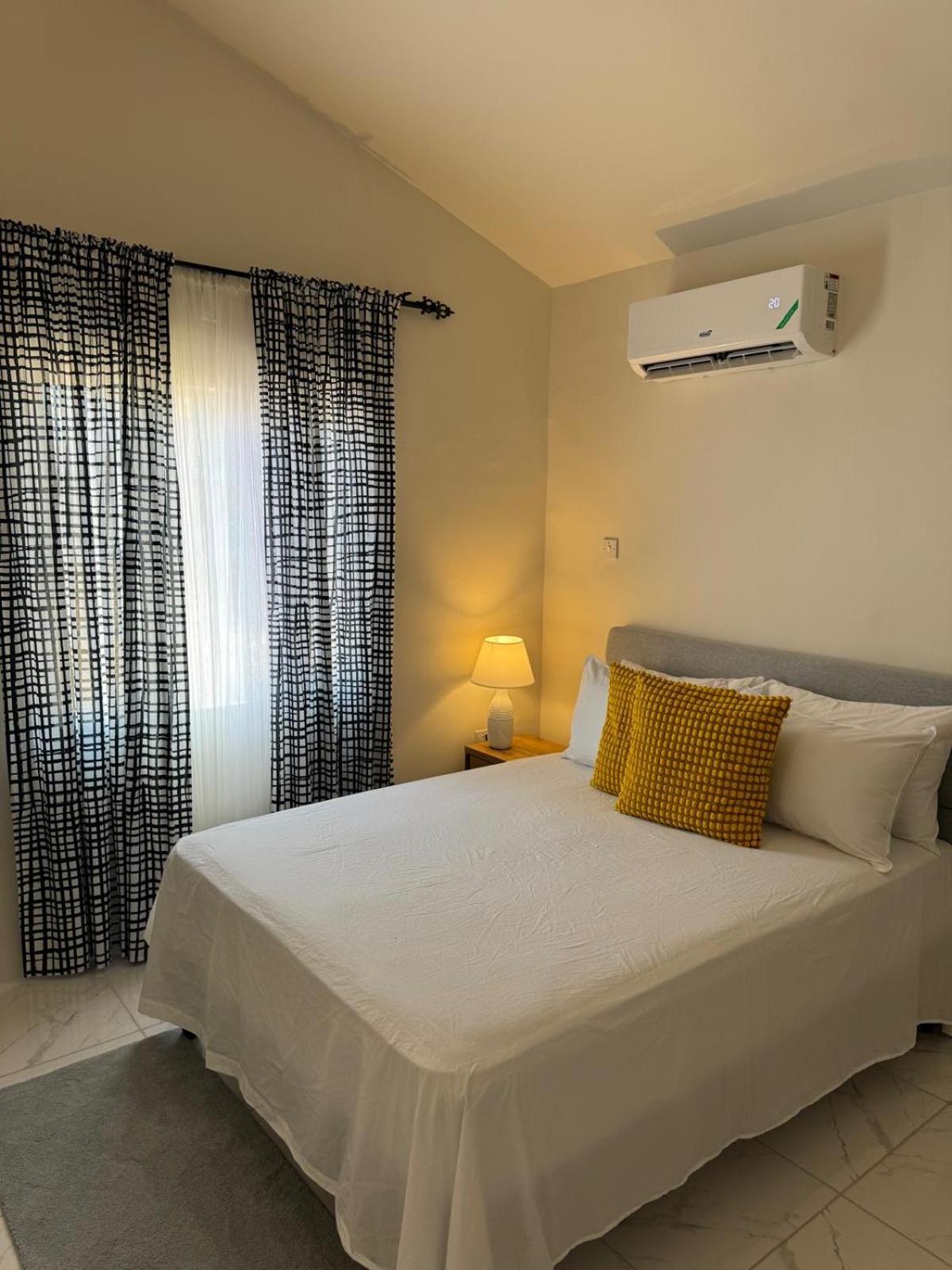 Phoenix Park Villas - Portmore - 10Mins To Beach ภายนอก รูปภาพ