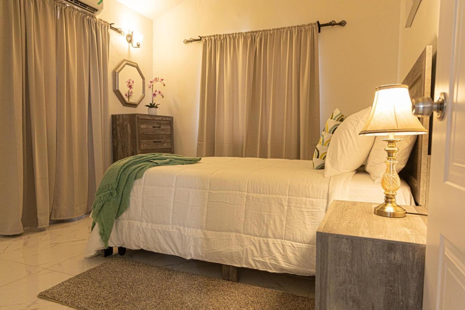 Phoenix Park Villas - Portmore - 10Mins To Beach ภายนอก รูปภาพ