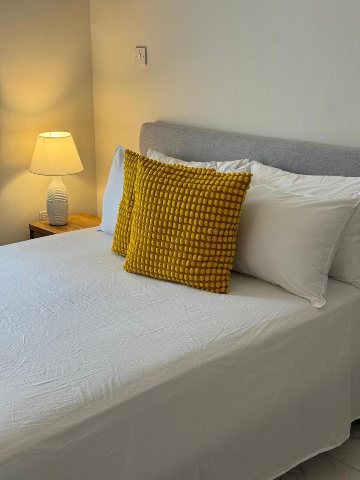 Phoenix Park Villas - Portmore - 10Mins To Beach ภายนอก รูปภาพ